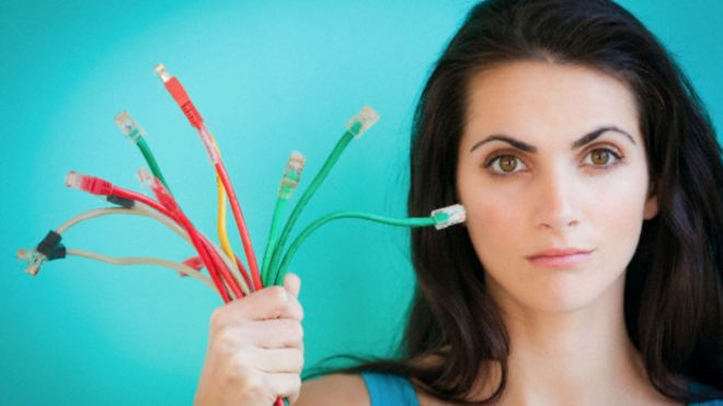 mujer con cables