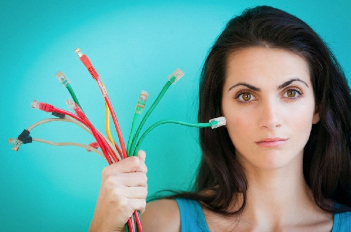 mujer con cables