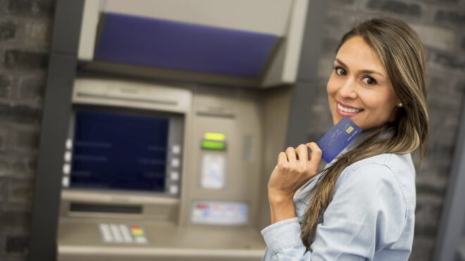 mujer en cajero automatico