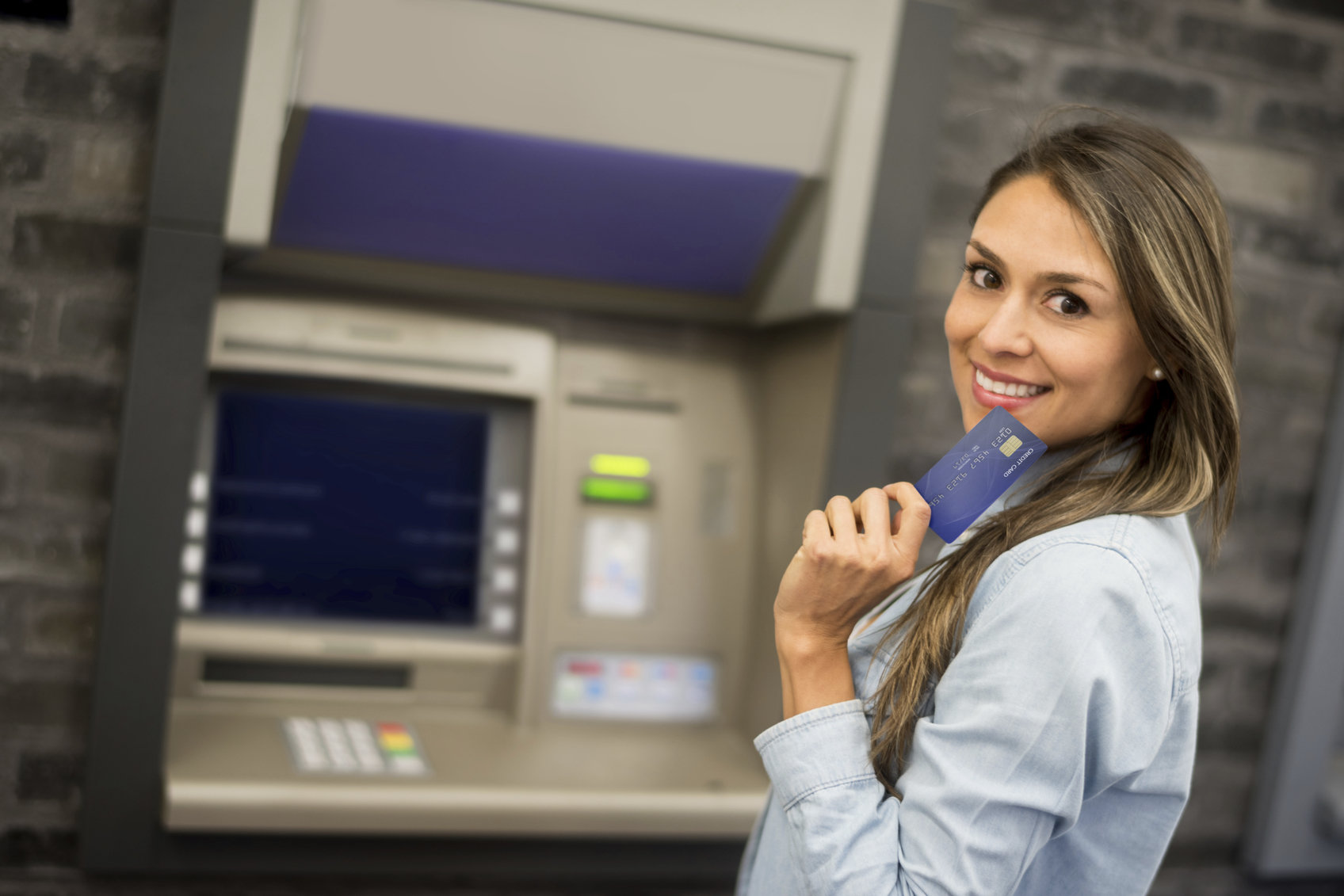 mujer en cajero automatico