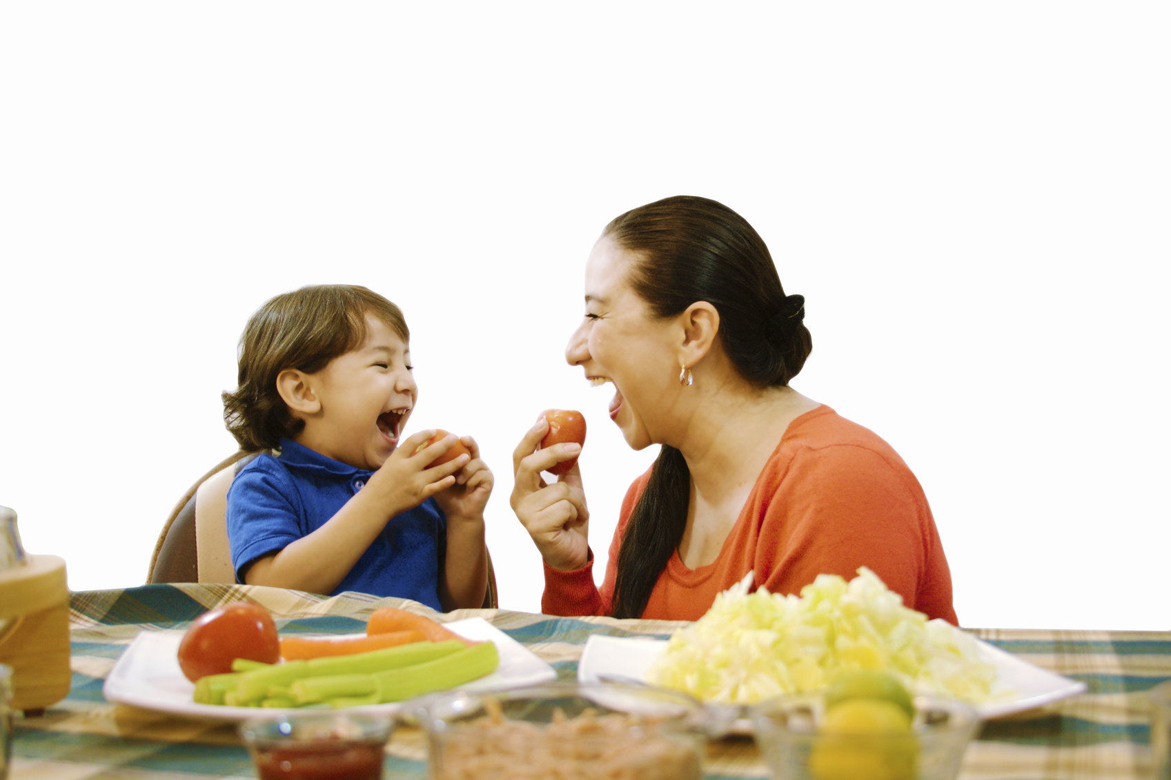 mama y niño comiendo tomates