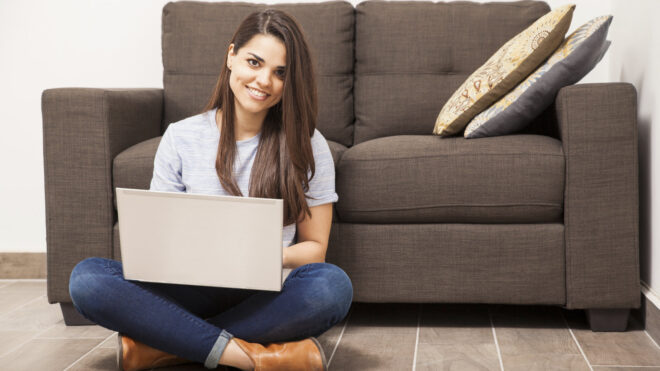 mujer usando una computadora