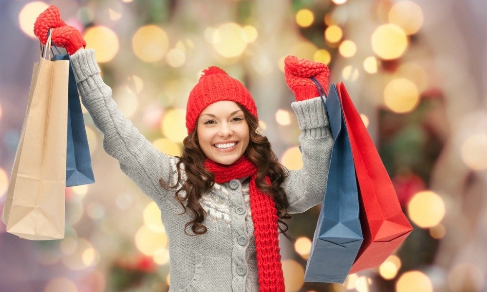 mujer de compras navideñas