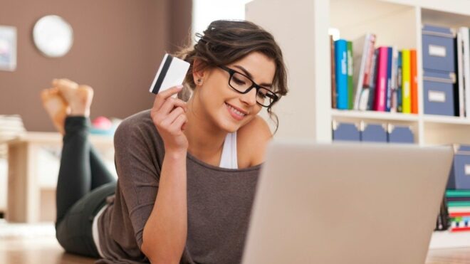 mujer comprando computadora