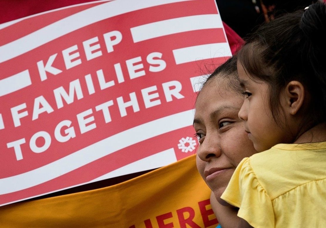 madre e hija inmigrantes