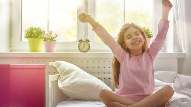 niña en su cuarto