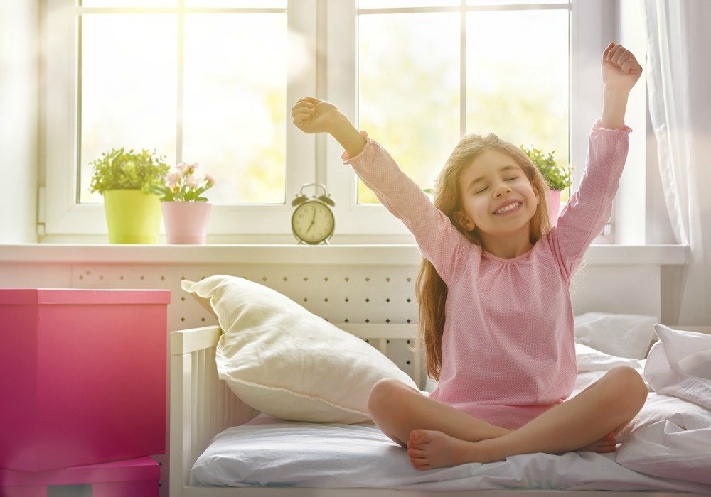 niña en su cuarto