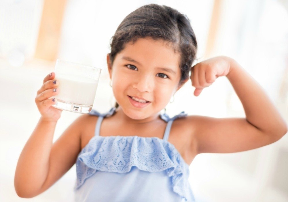 niña tpmando leche