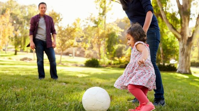 familia jugando a la pelota