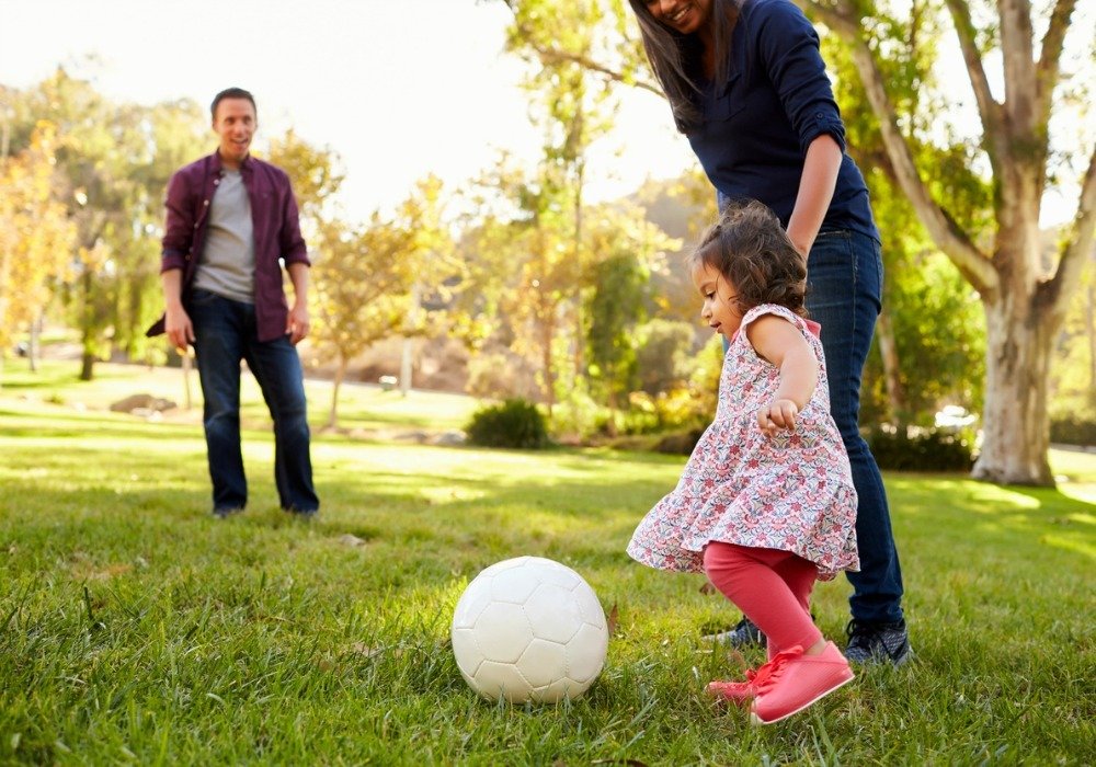 familia jugando a la pelota