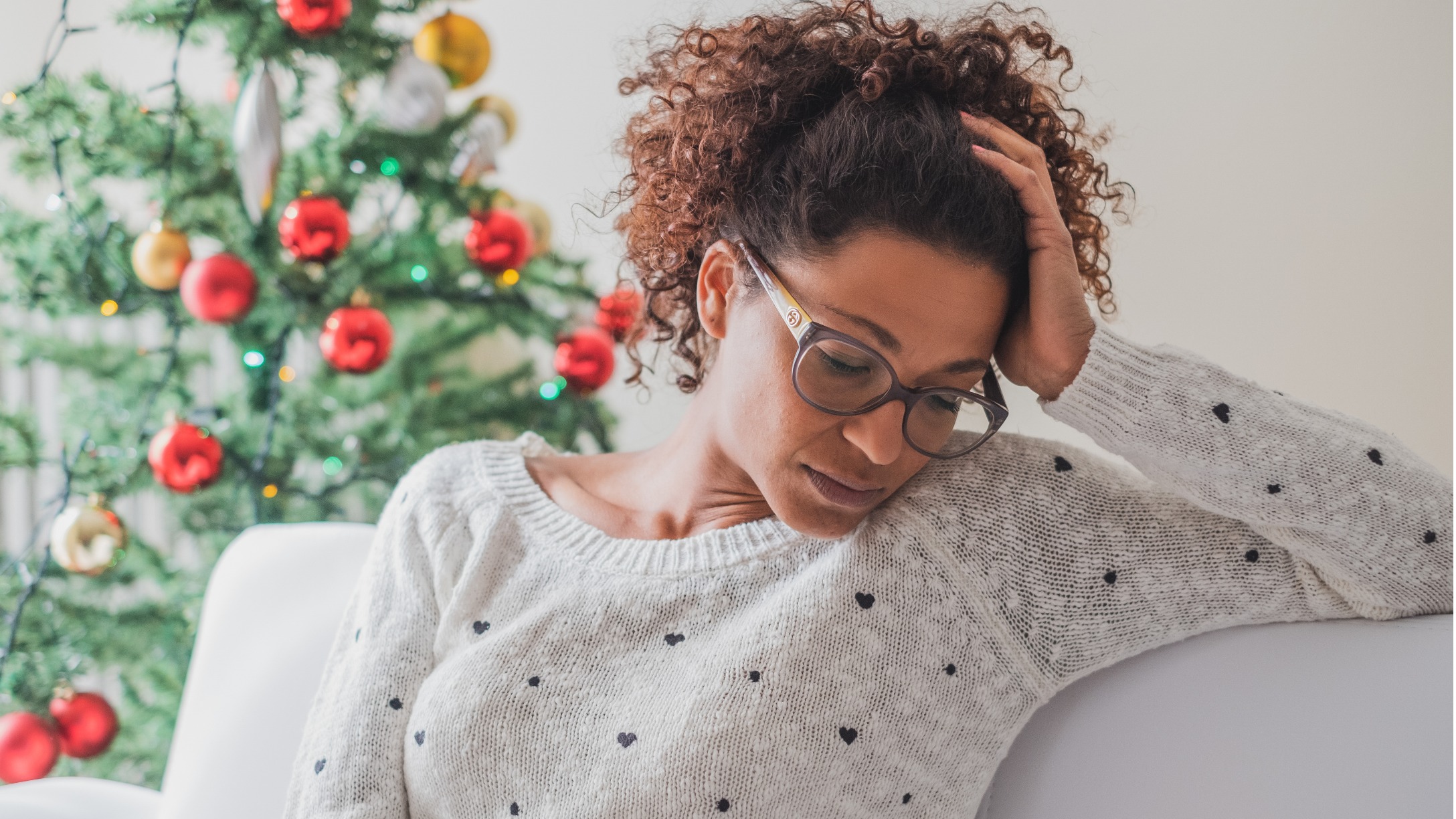 Mujer triste en navidad