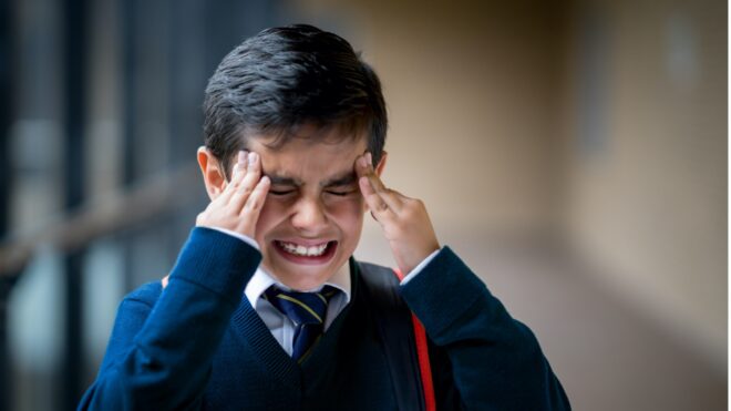 niño al colegio con estrés