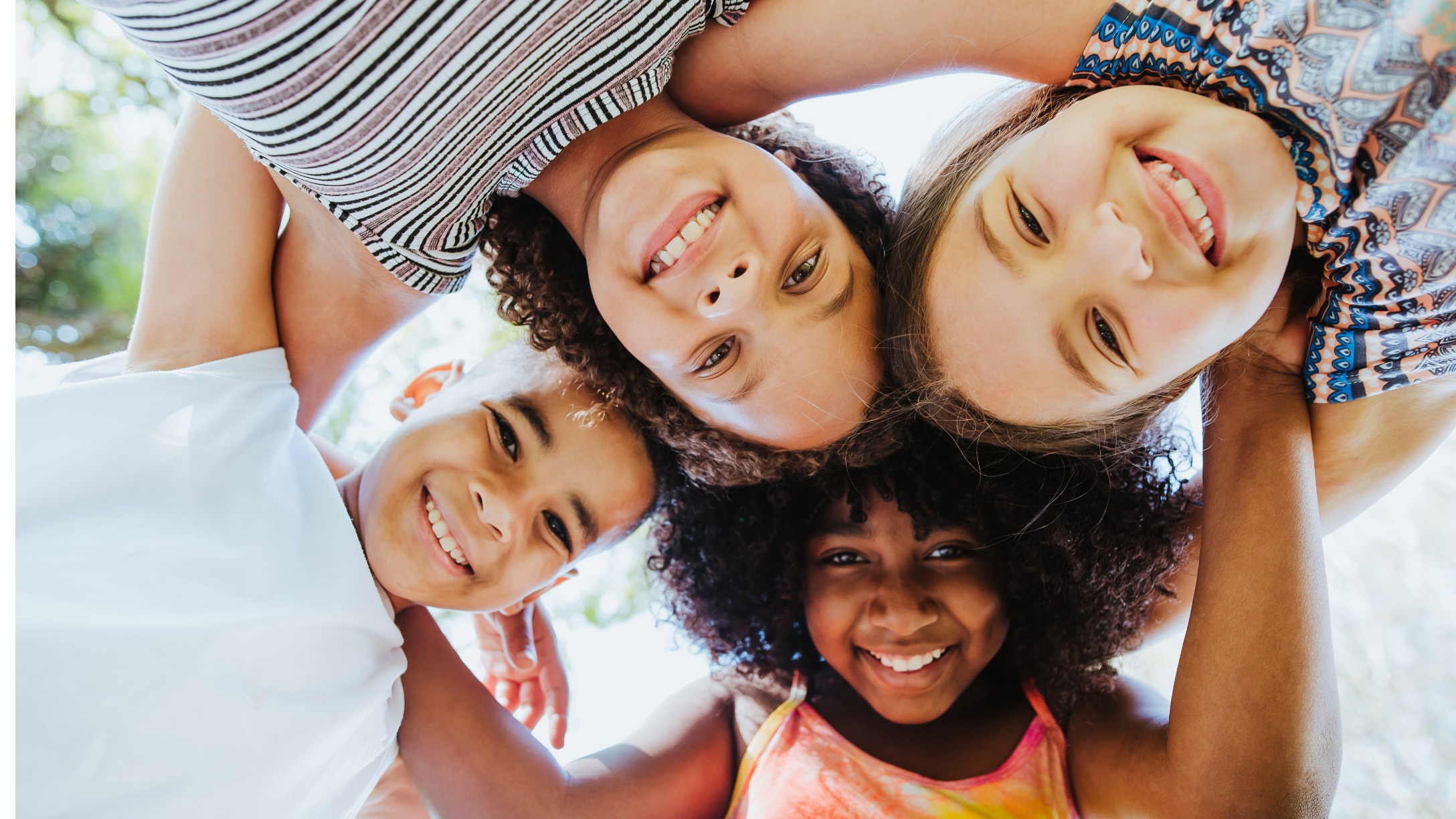 Niños abrazados sonriendo