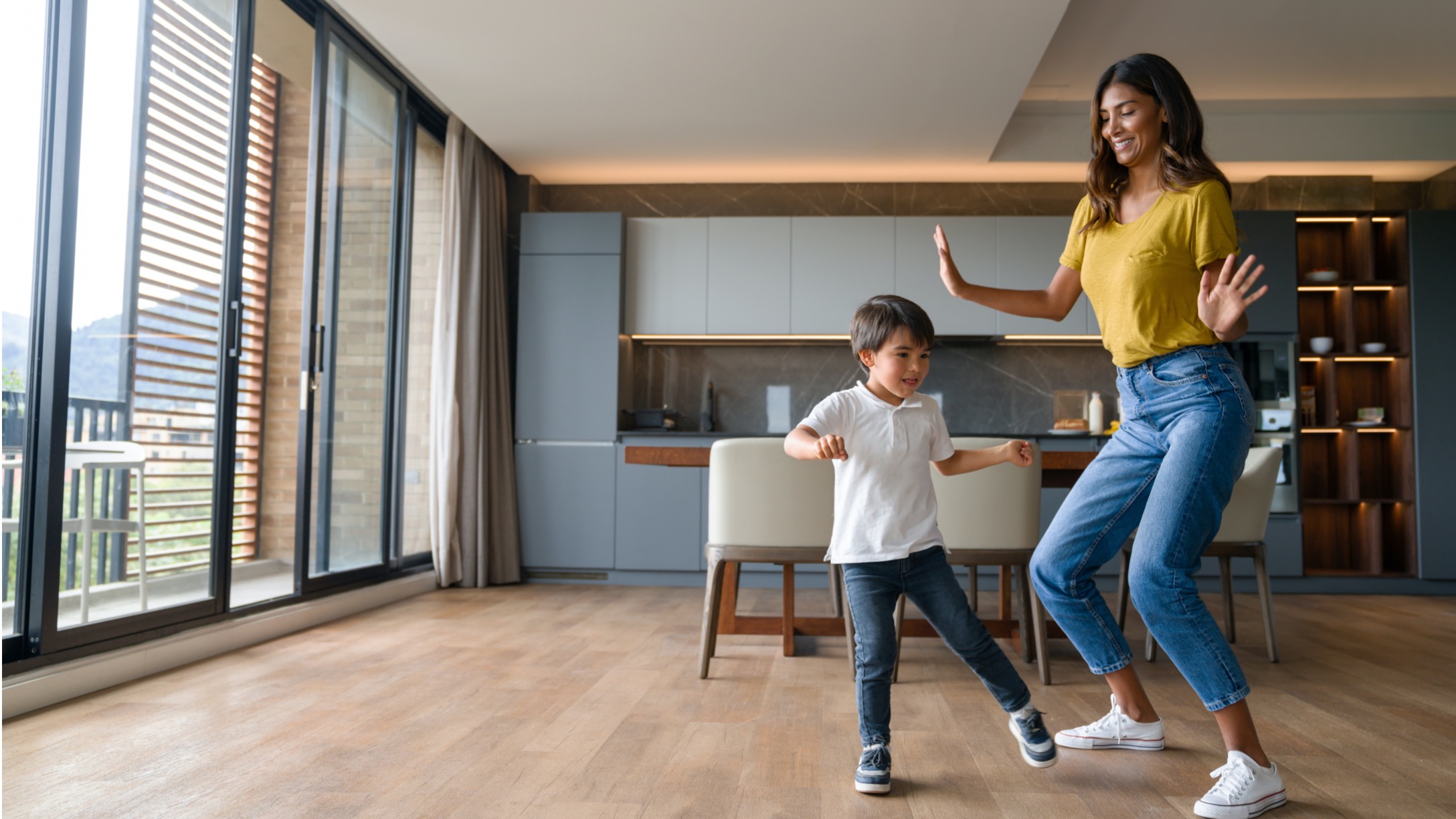 Mamá e hijo bailando