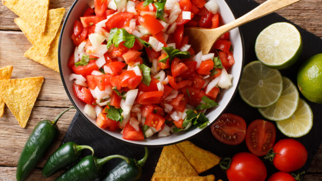 Pico de gallo mexicano con sus ingredientes