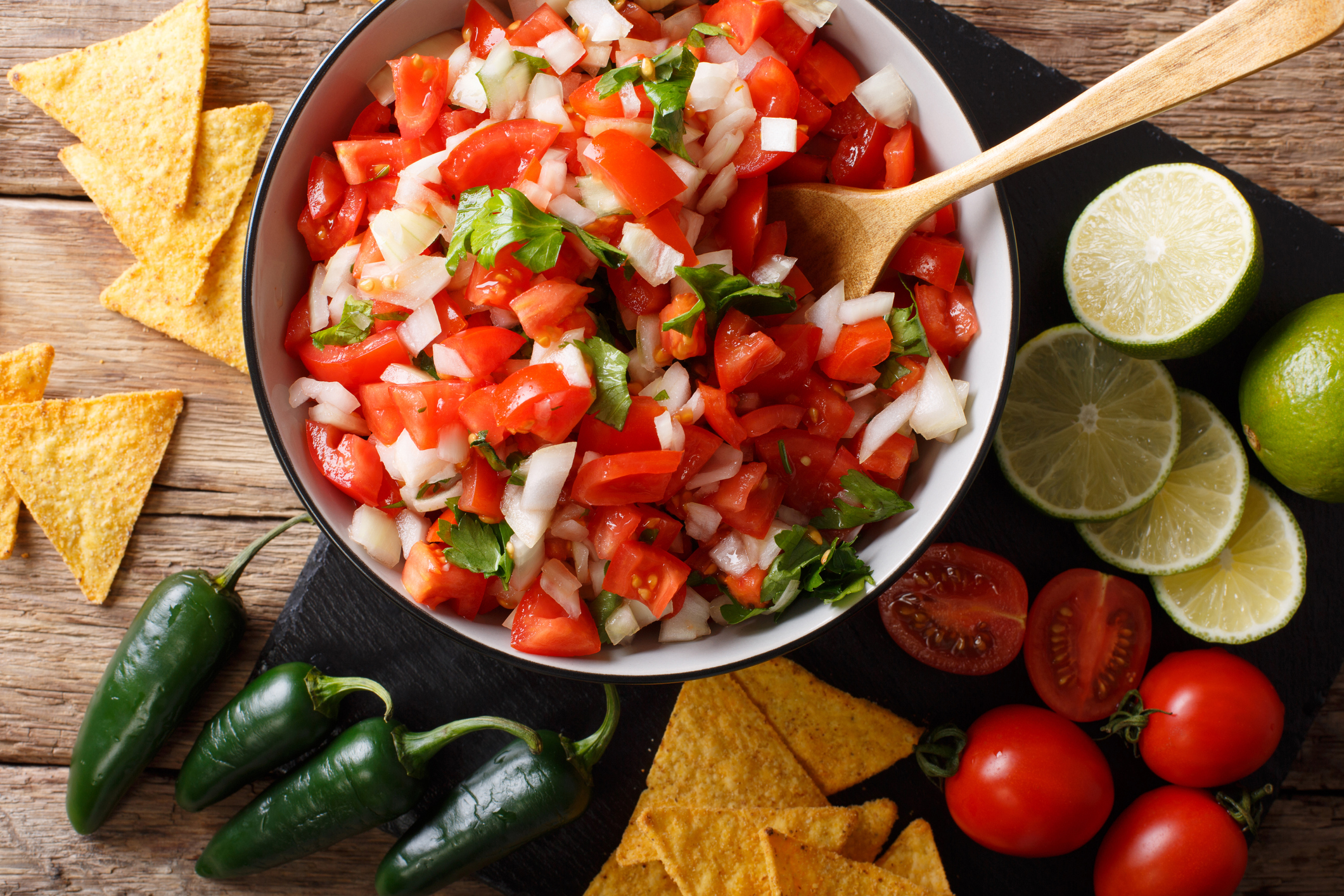 Pico de gallo mexicano con sus ingredientes