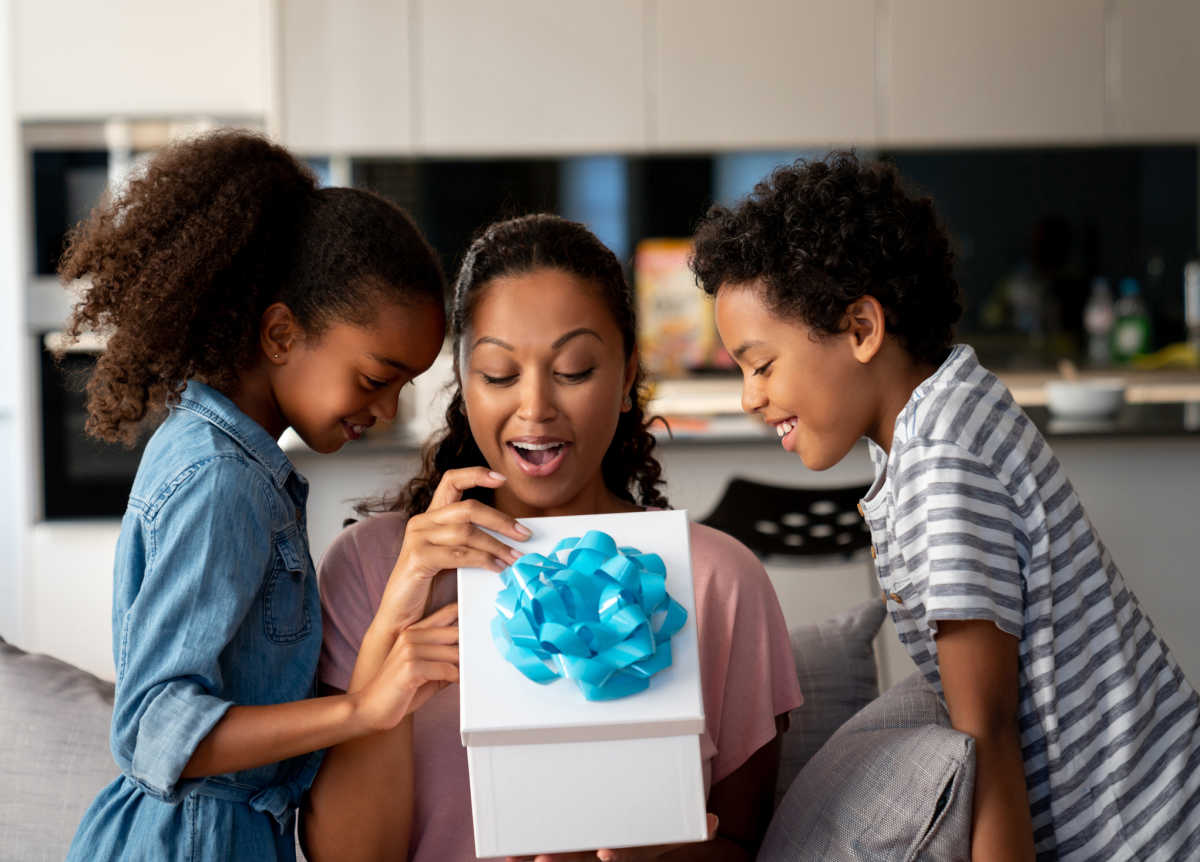 iStock-1064761956 mama con sus hijos