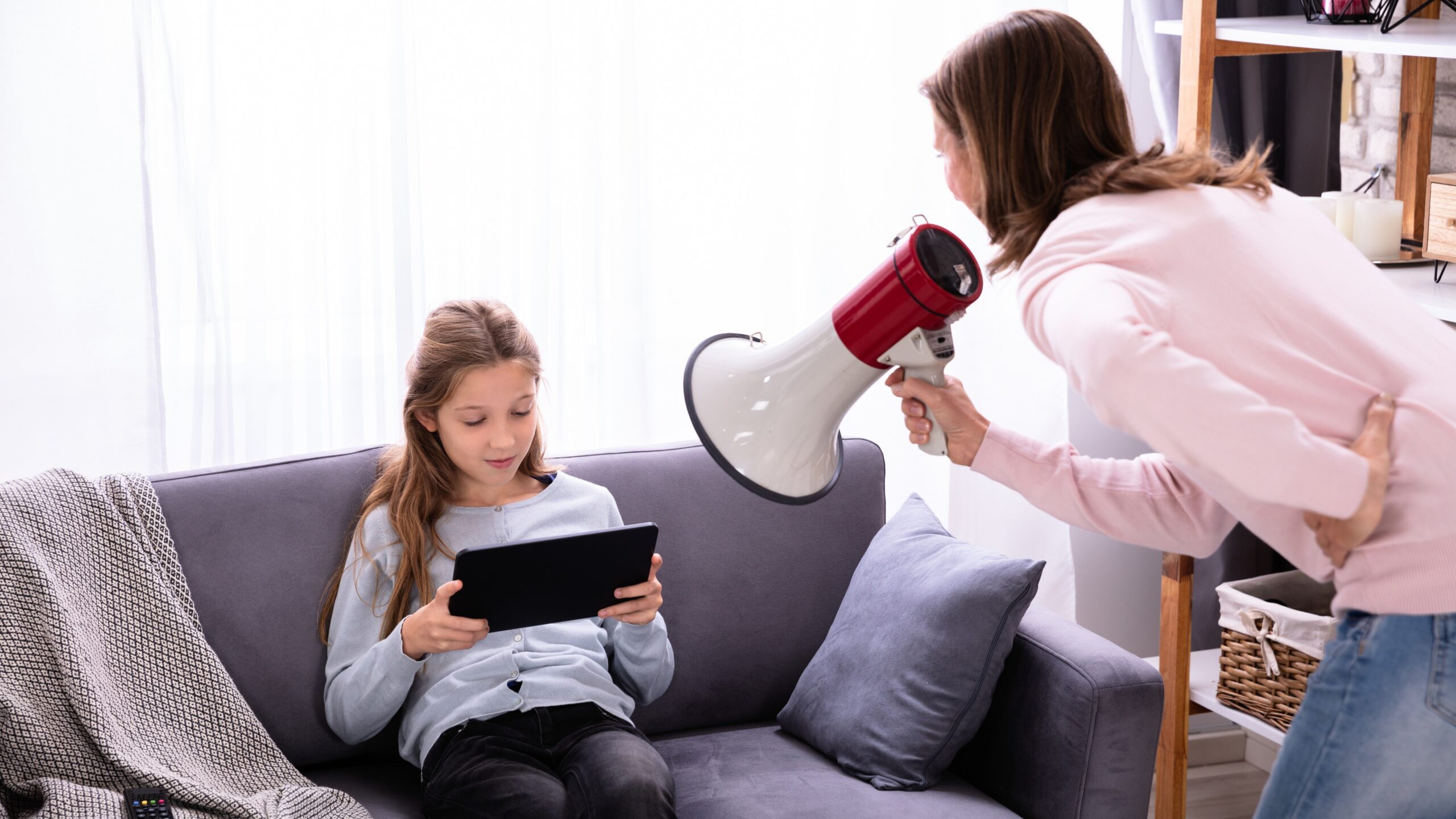 mama corrigiendo a su hija