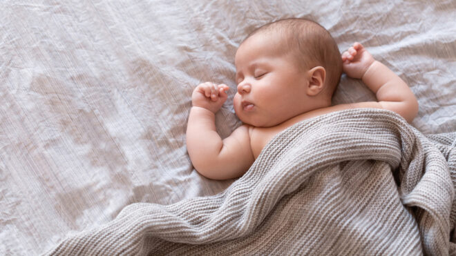 bebe durmiendo iStock-1090396236