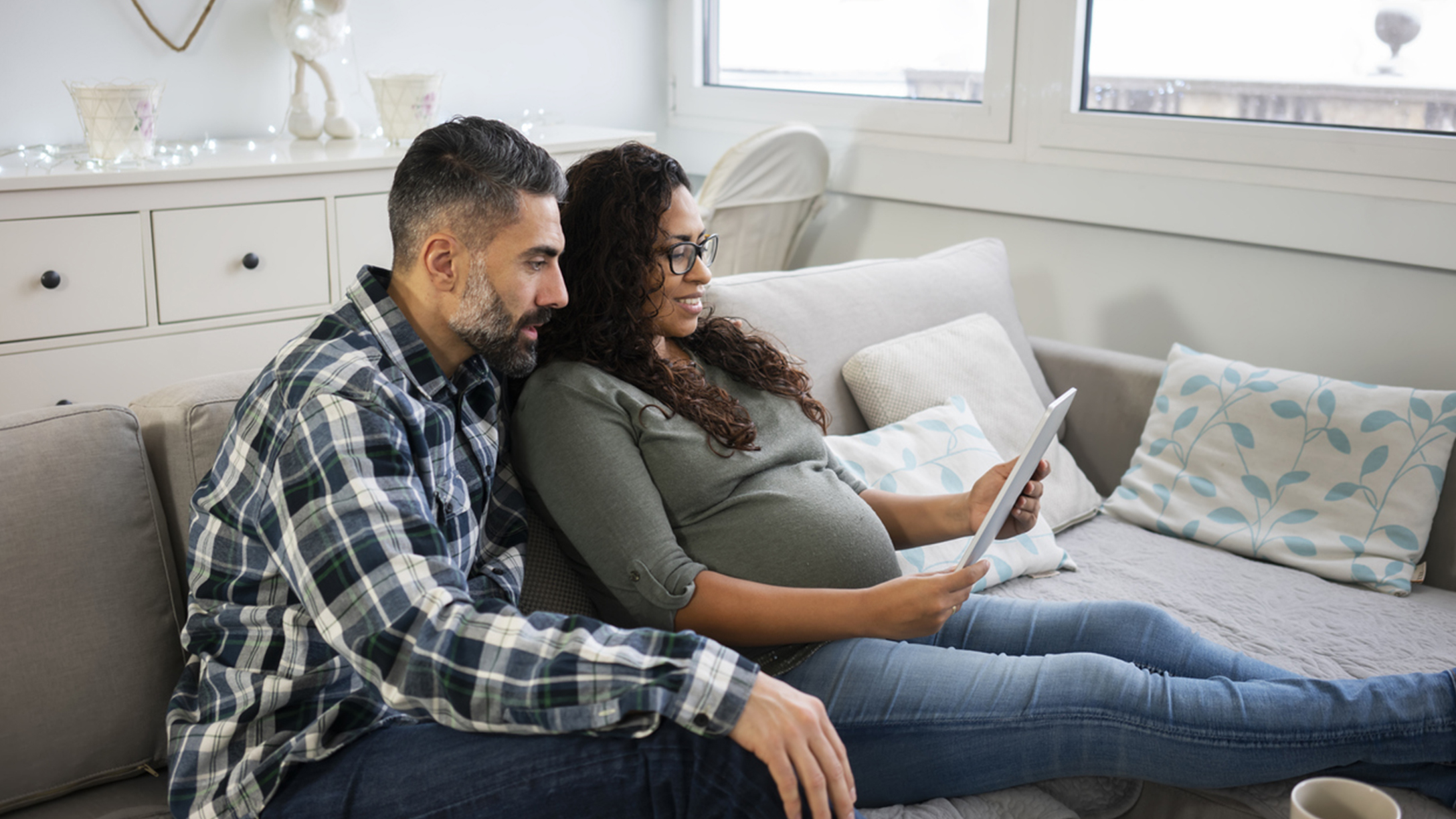 mamá y papá buscando en tableta o computadora