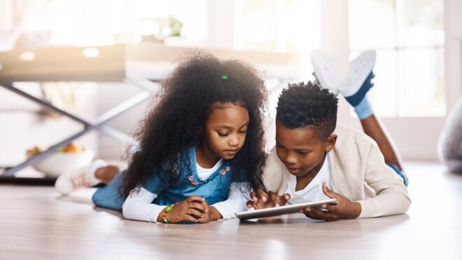 niños usando la tablet