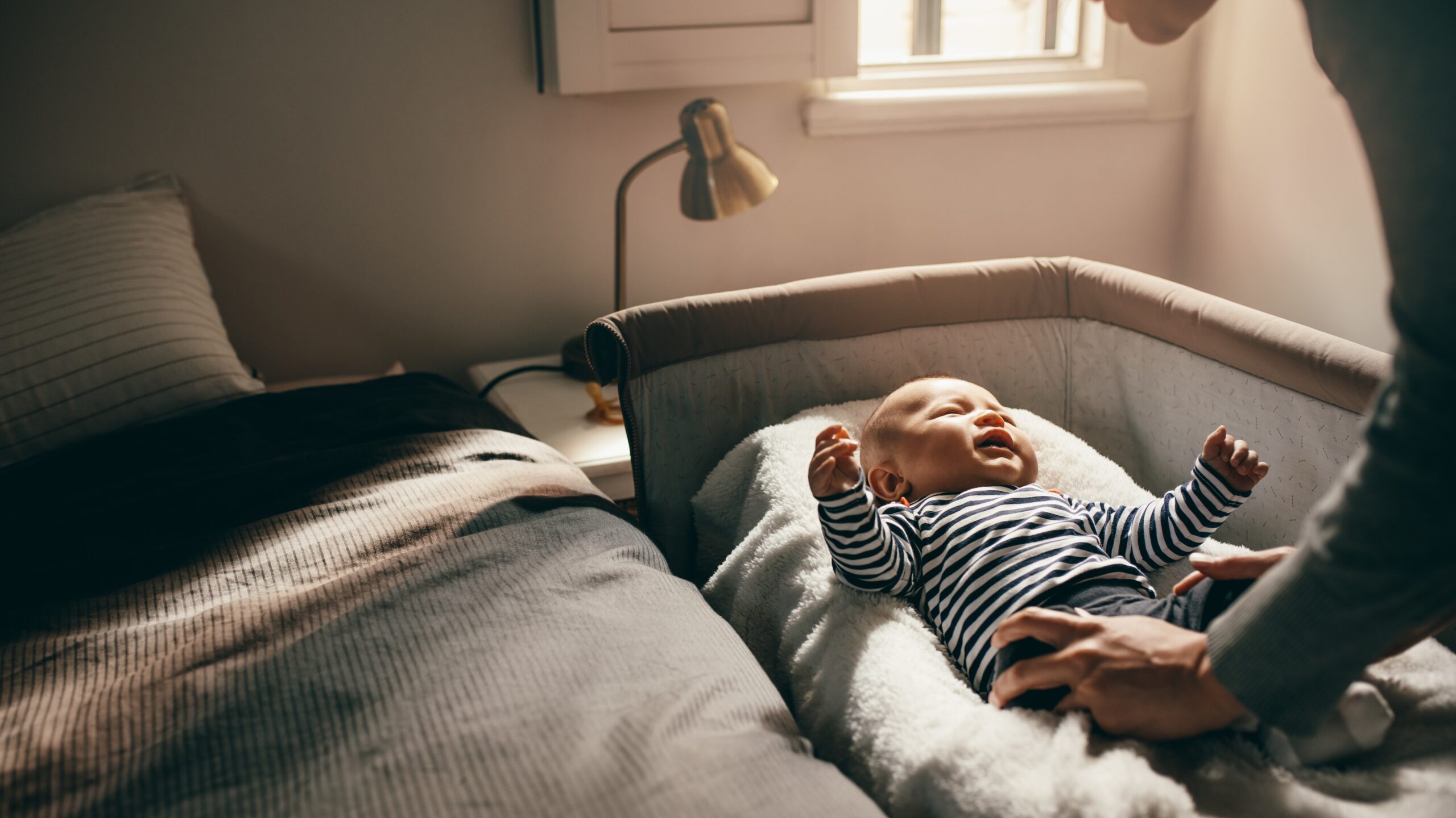 niño en su cuna