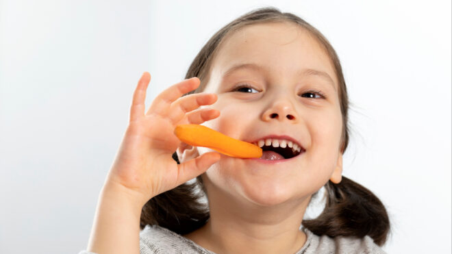 niña comiendo fresa