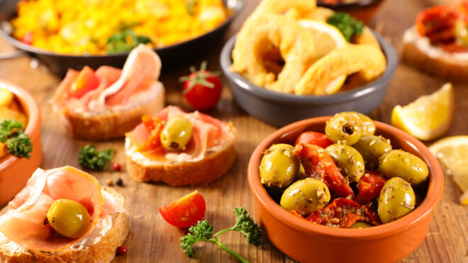 Antipasto de tomate con tostadas de pan