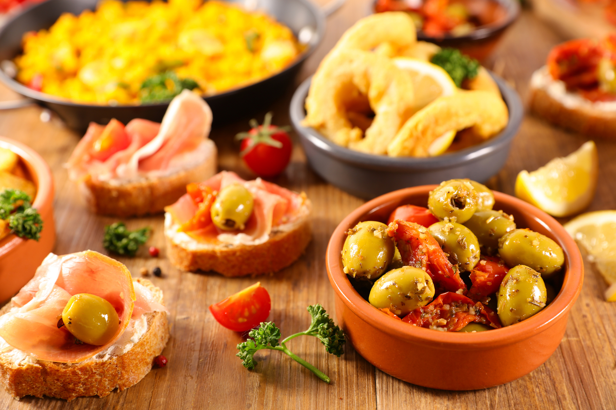 Antipasto de tomate con tostadas de pan