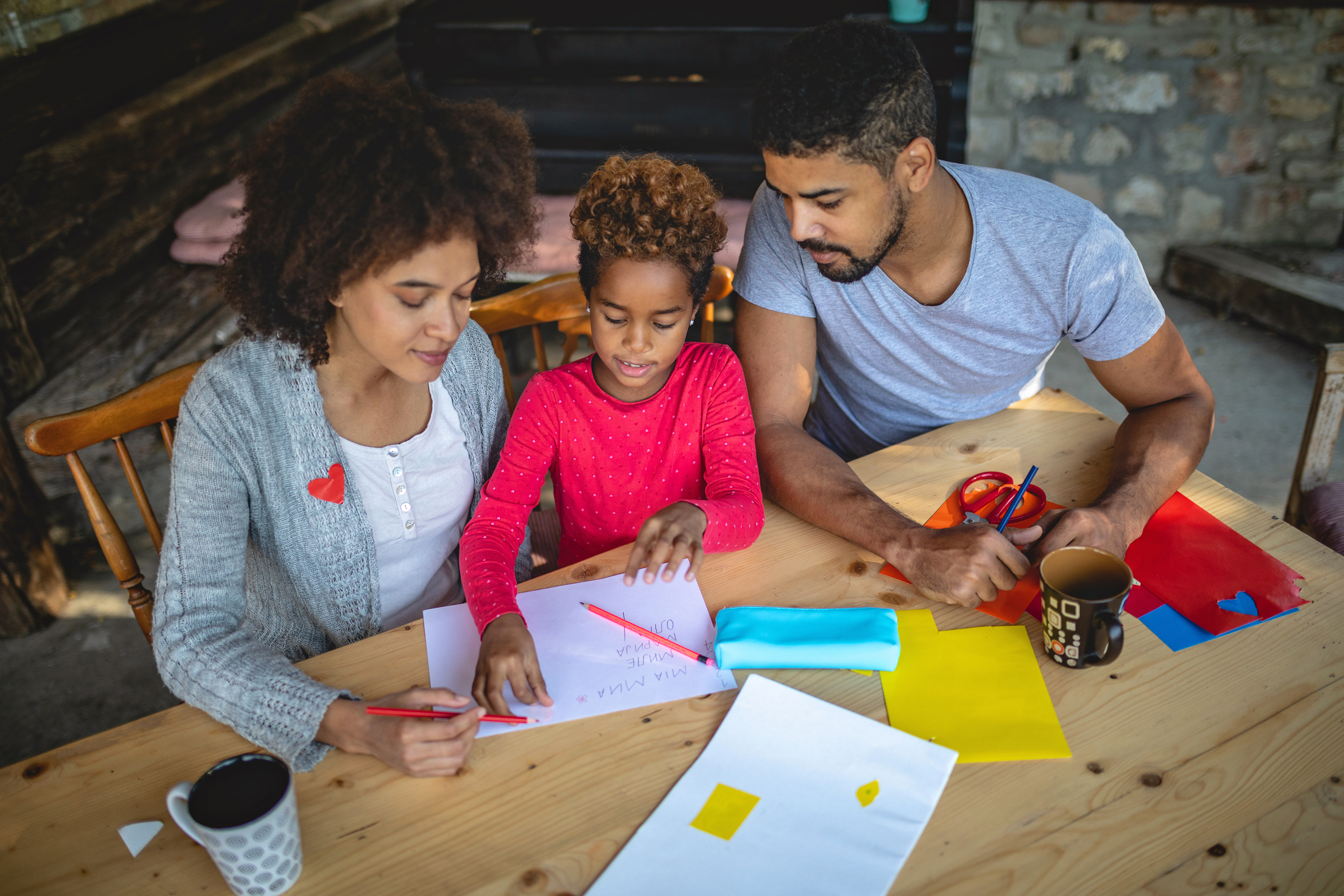 Familia haciendo manualidades para niños durante las vacaciones