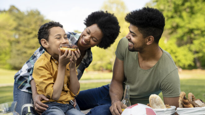 Familia disfrutando de un día de picnic con recetas saludables