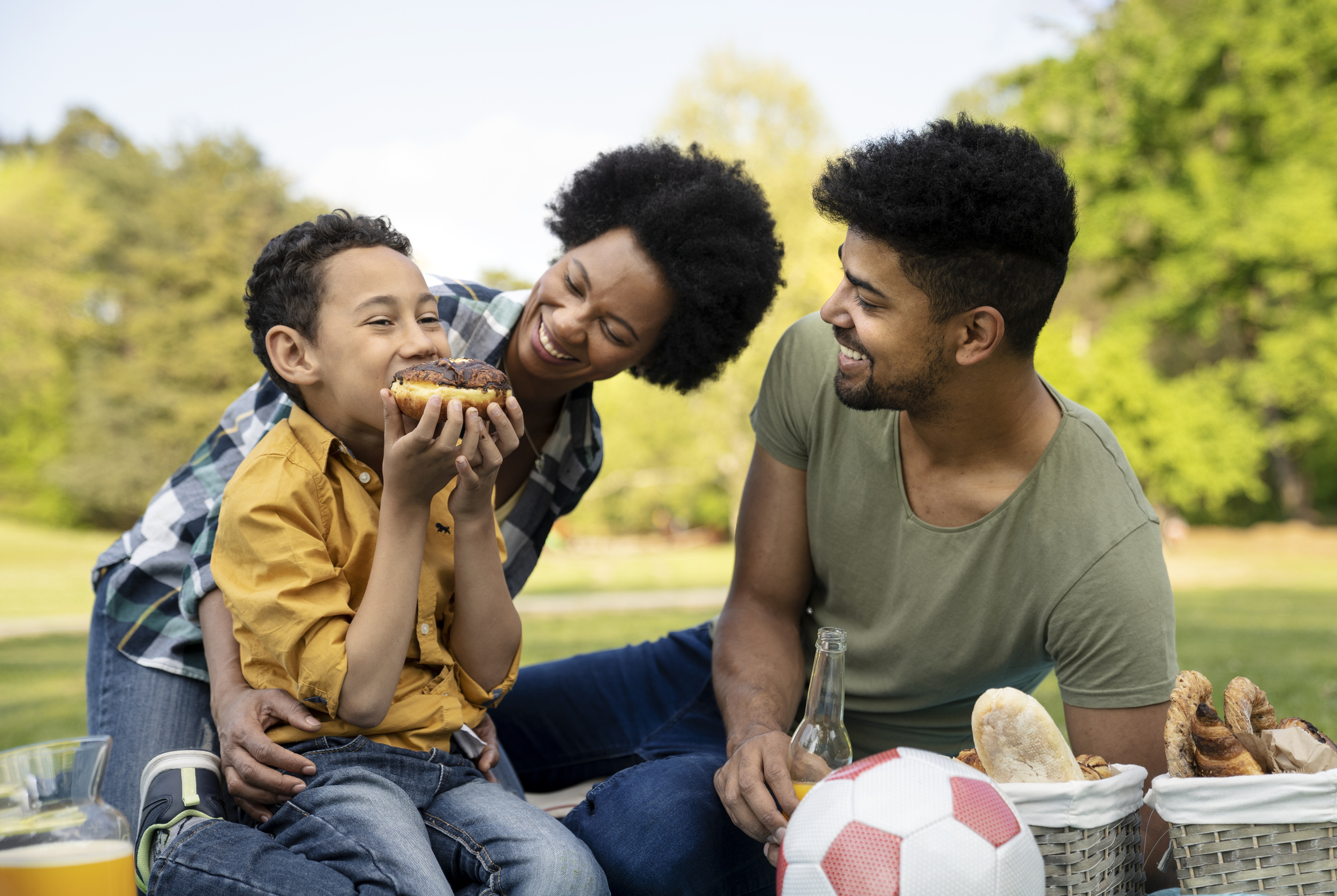 Familia disfrutando de un día de picnic con recetas saludables