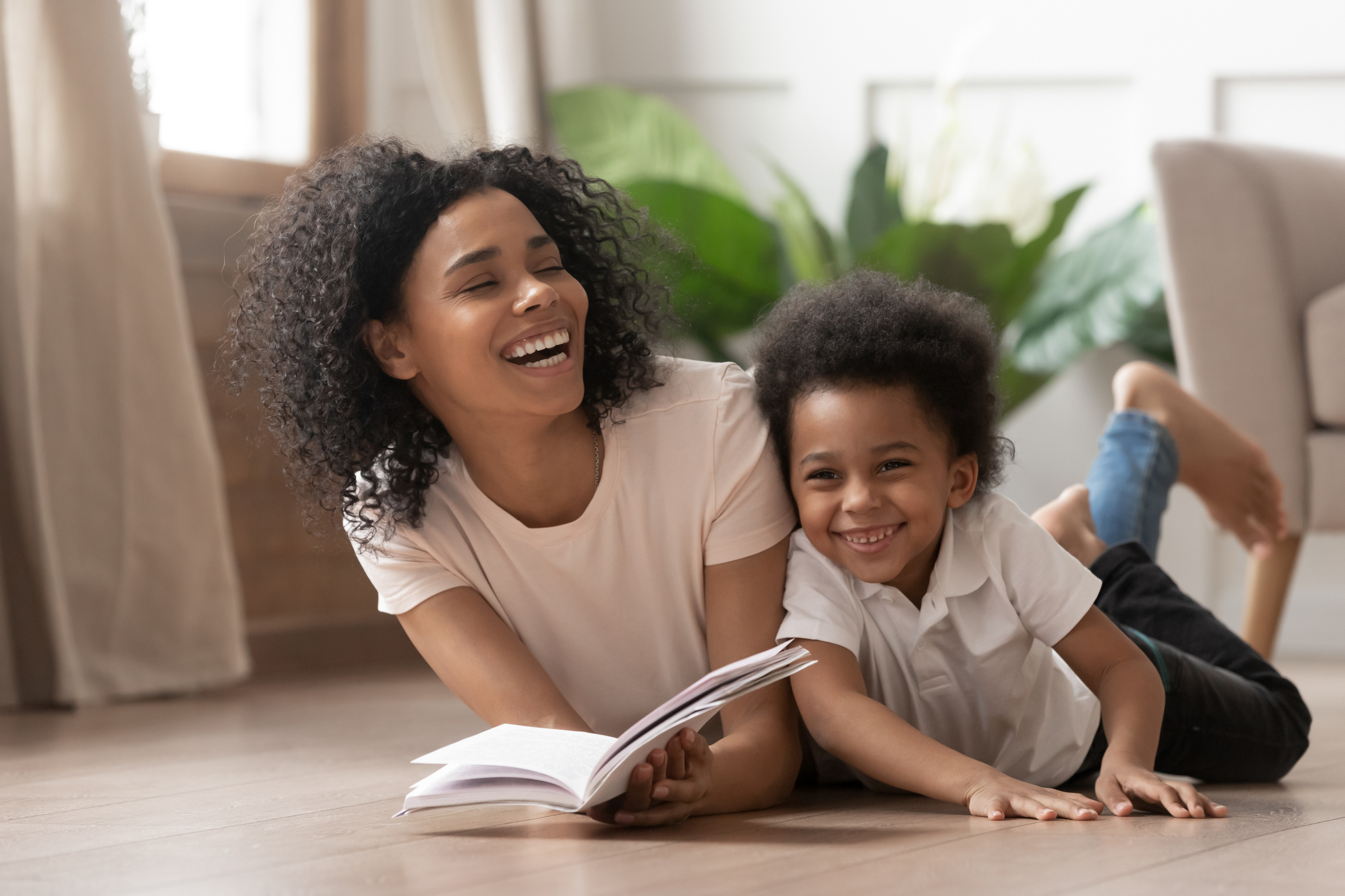 Madre e hijo leyendo cuentos cortos para niños