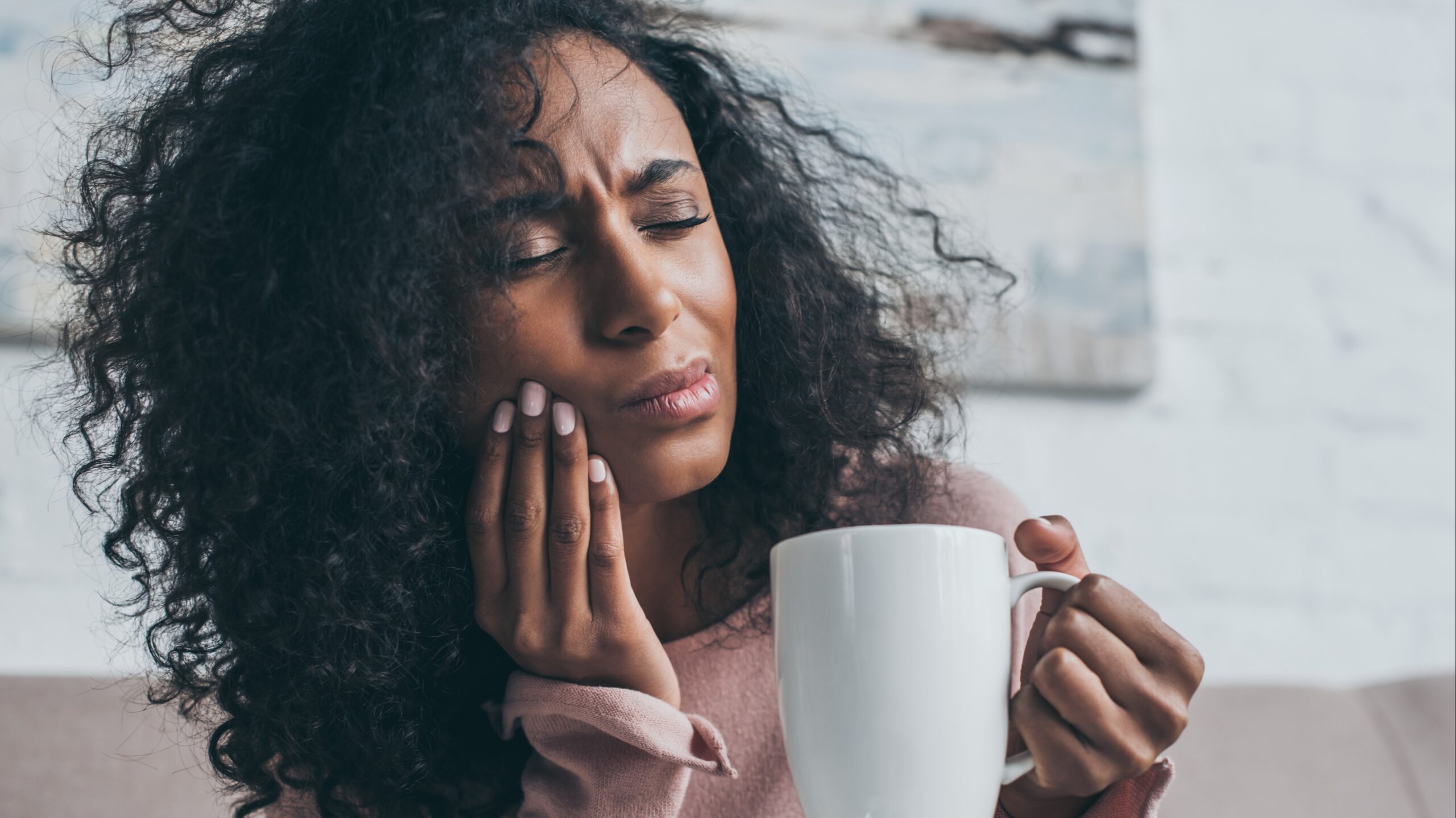 Mujer con dolor de muela