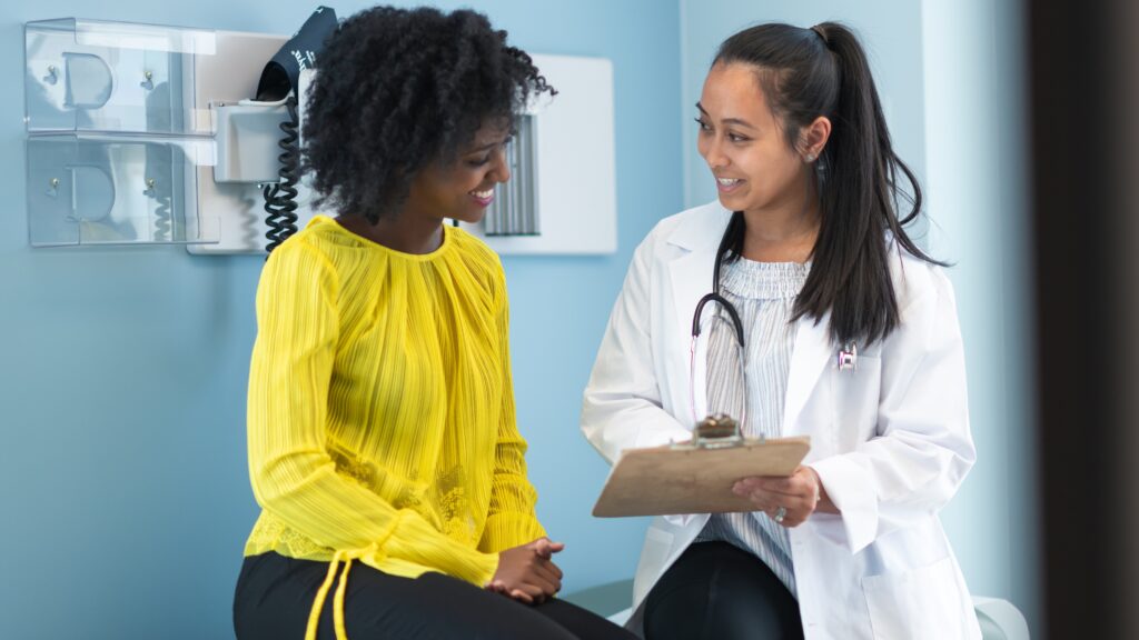 mujer doctor examen medico