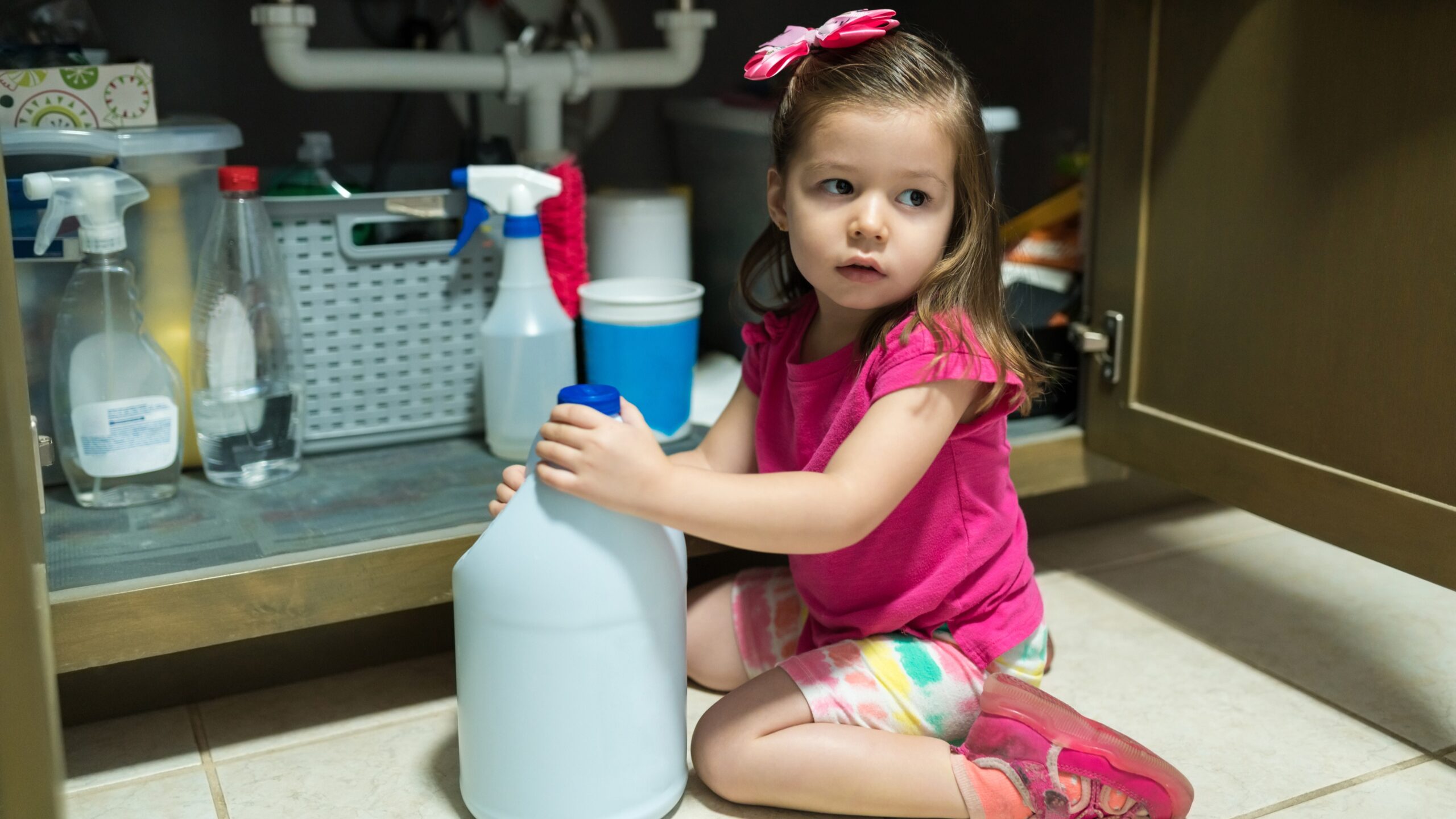 niña con galón de detergente