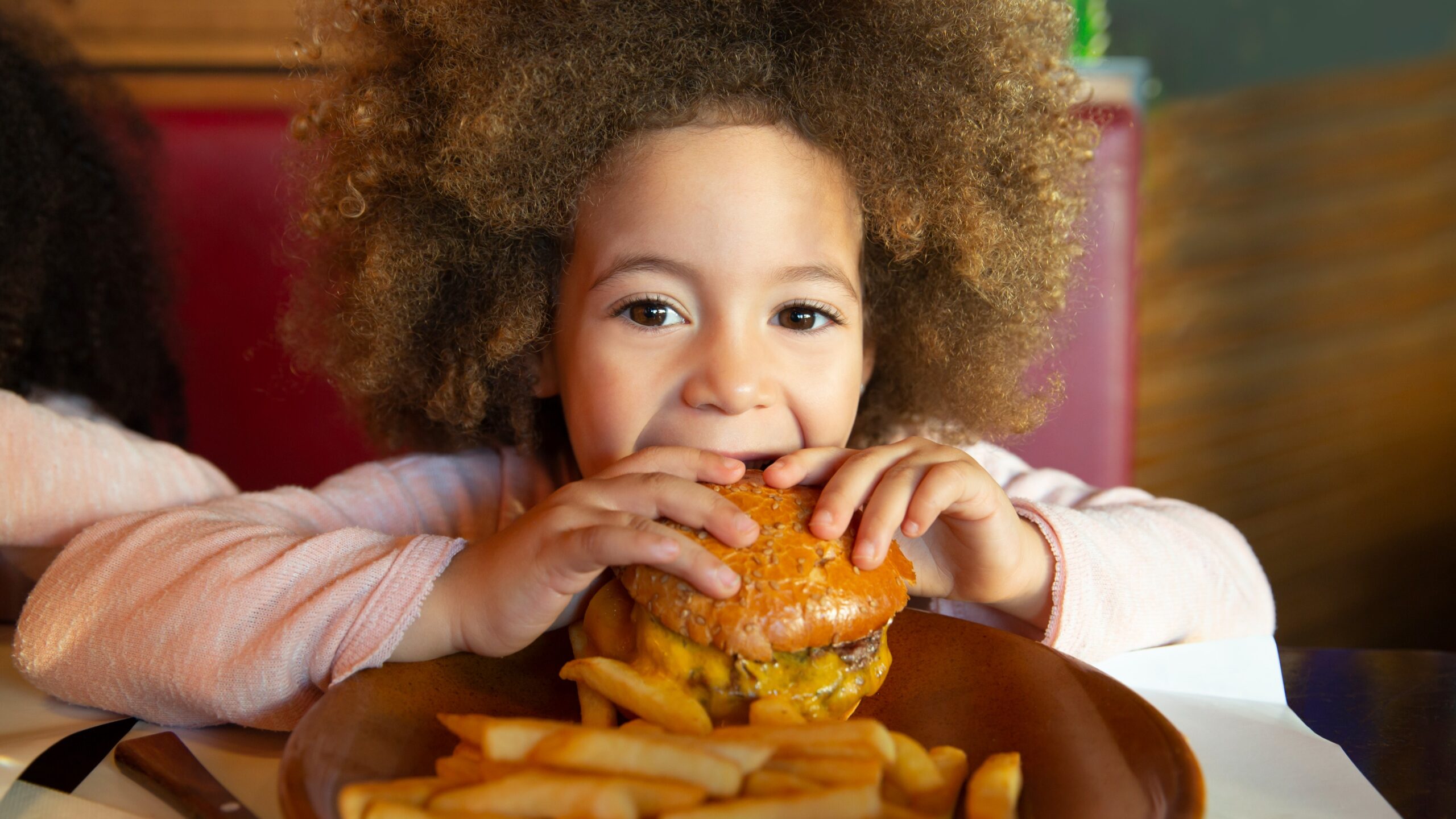 niña comiendo comida chatarra