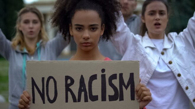 Adolescente en manifestación por racismo