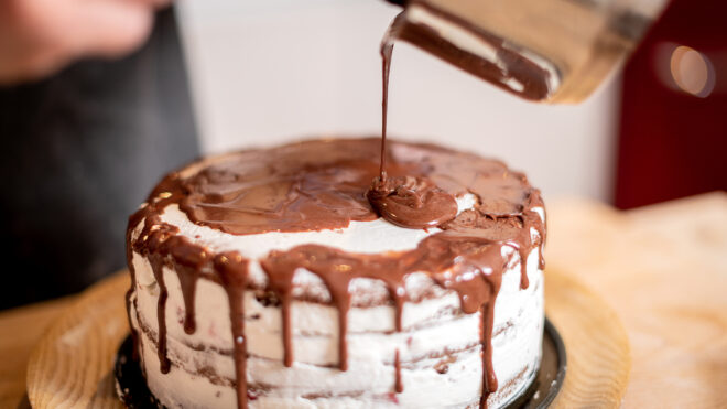 Persona haciendo un pastel de cumpleaños para niños casero