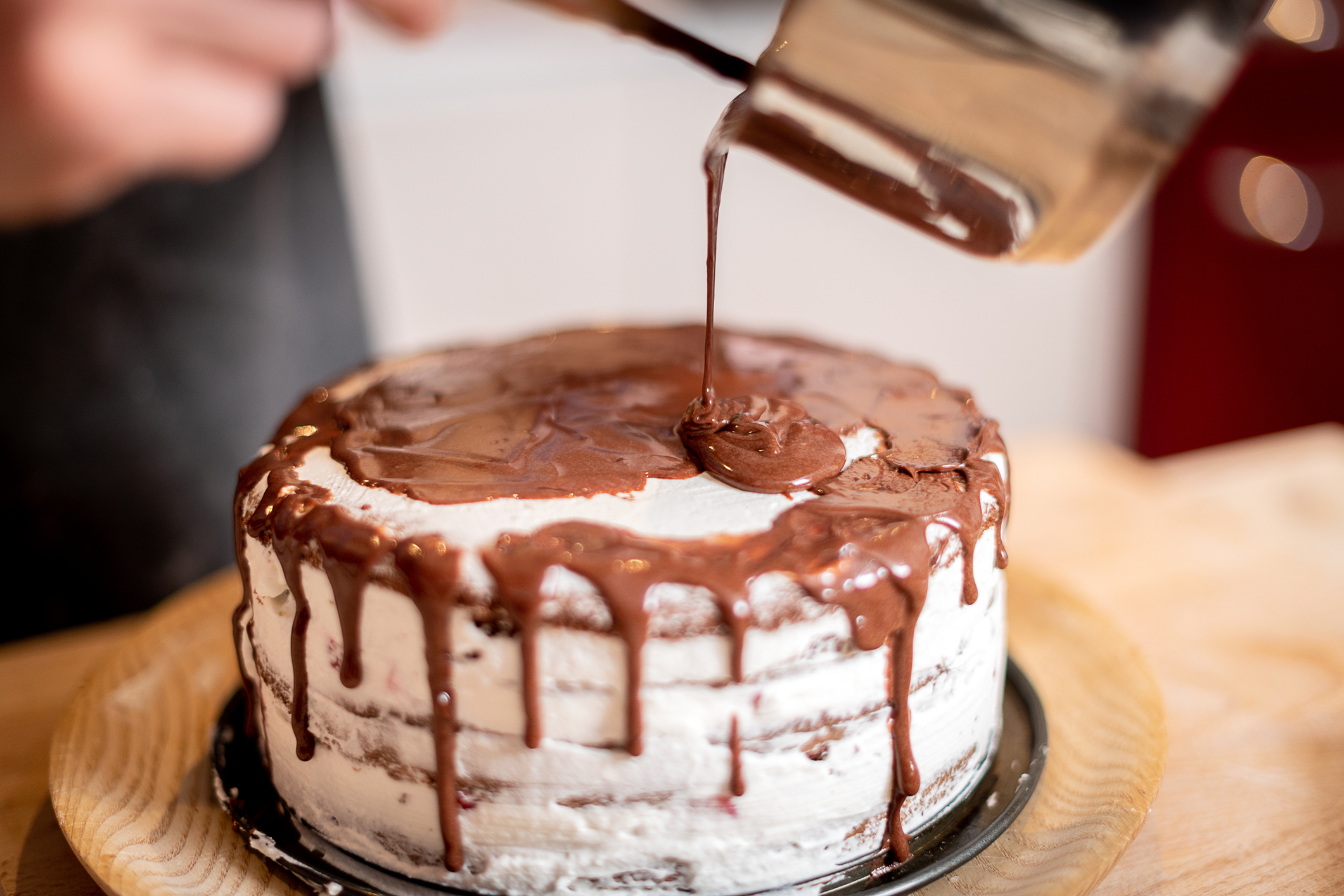 Persona haciendo un pastel de cumpleaños para niños casero