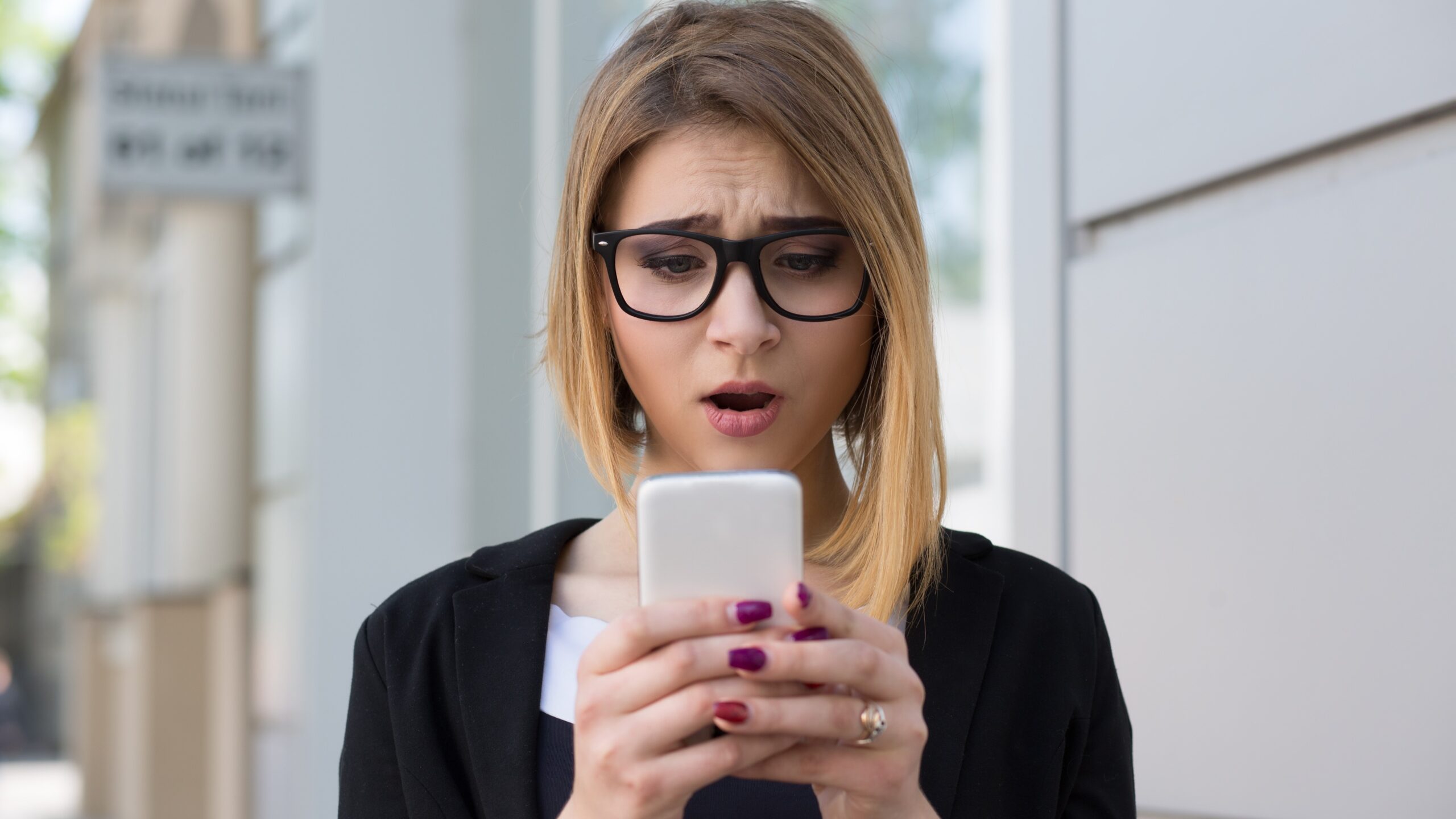 mujer con teléfono