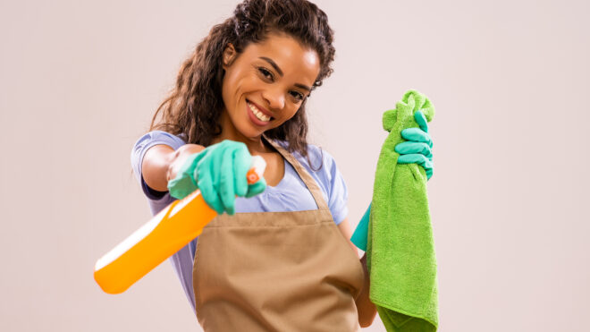 Mujer morena limpiando su casa