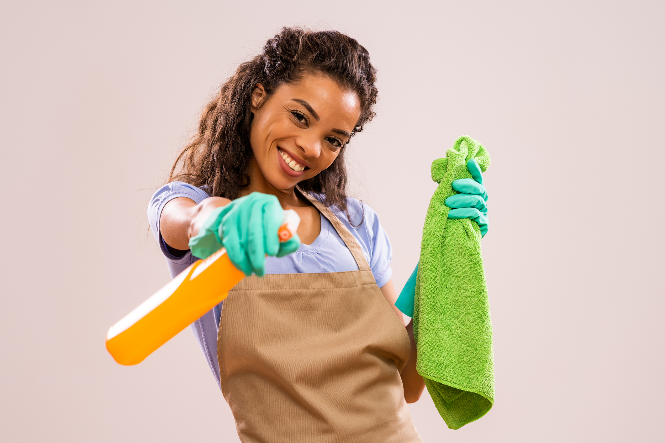 Mujer morena limpiando su casa