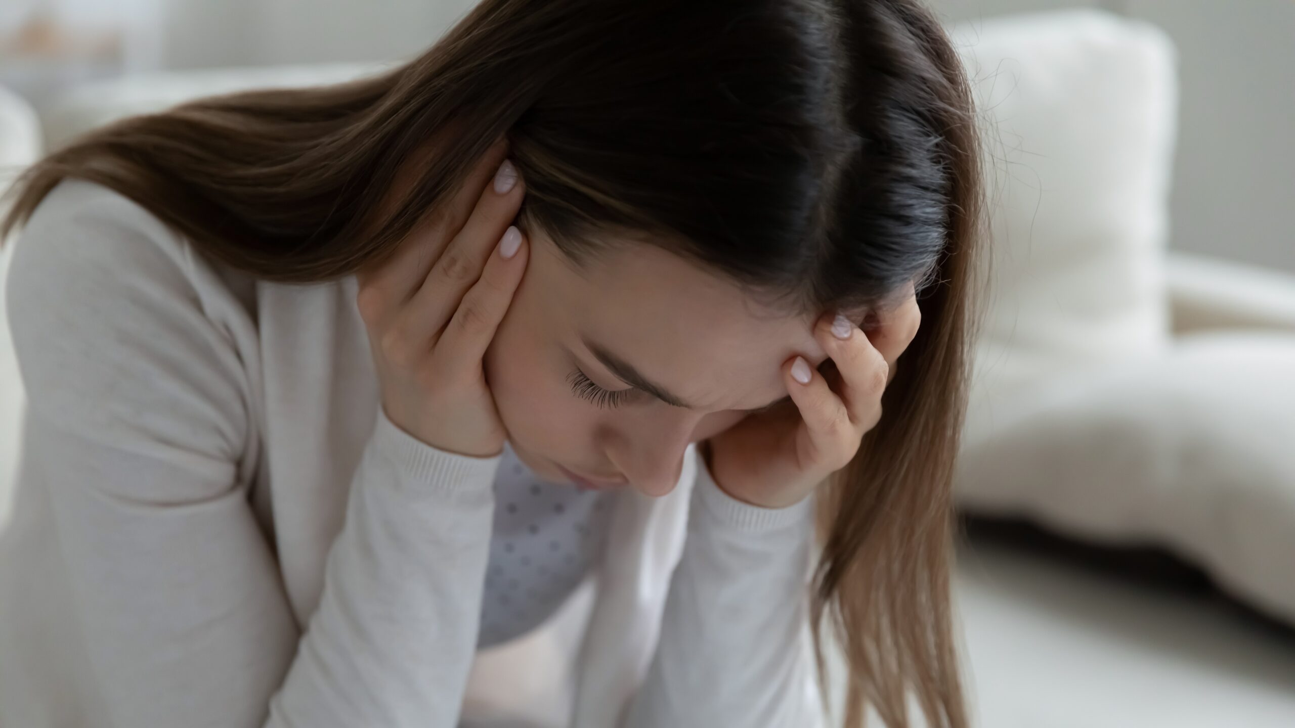 mujer con dolor de oido