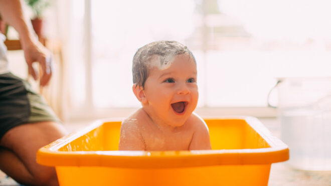 iStock-1252287854 bebe en su bañera