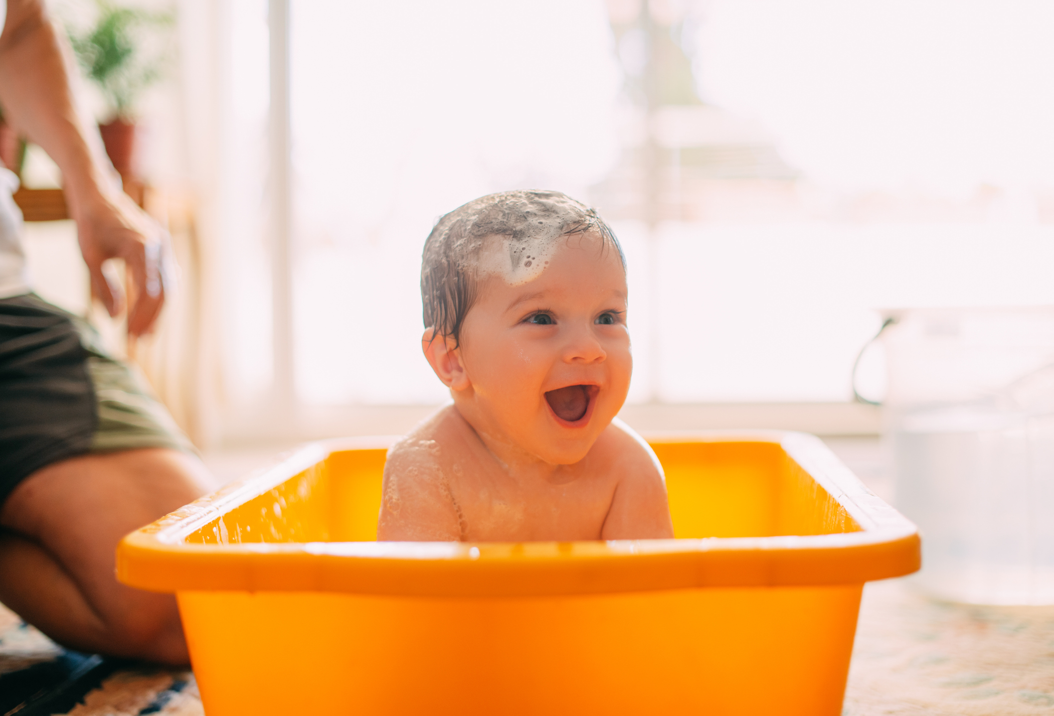 iStock-1252287854 bebe en su bañera