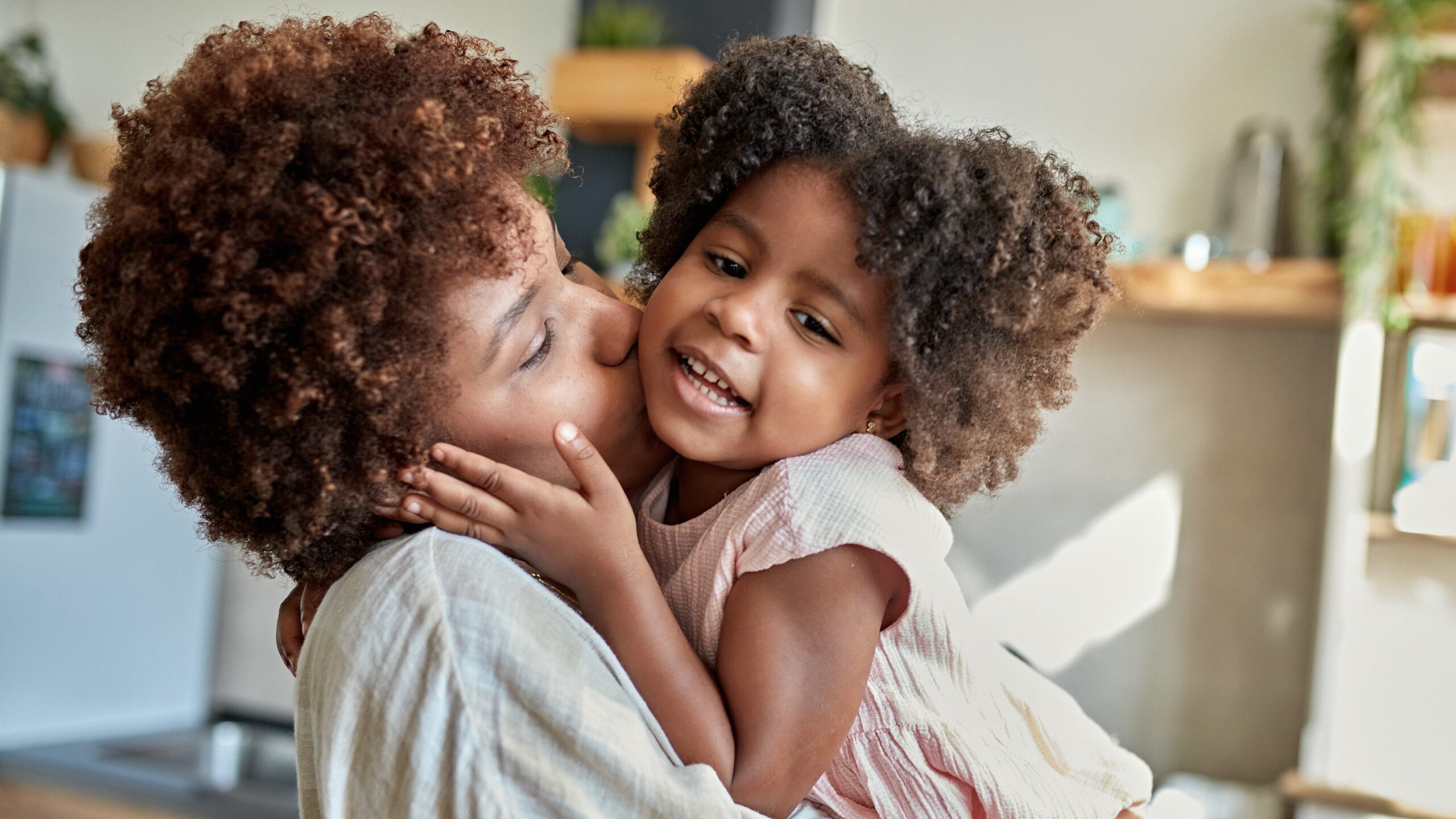 madre e hija con cabello afro