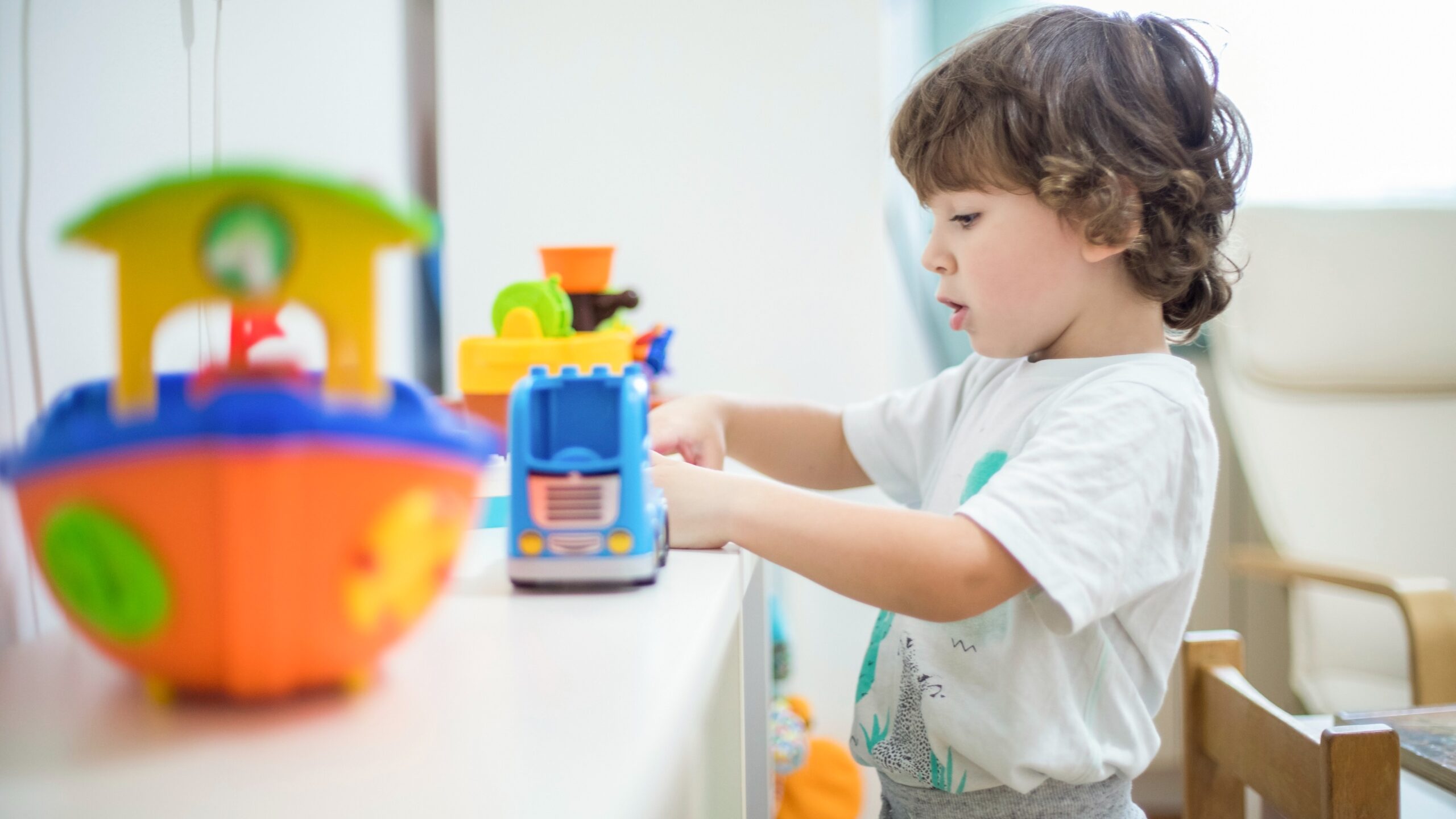 niño jugando juguetes