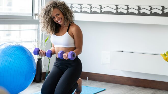 mujer haciendo ejercicio en la casa