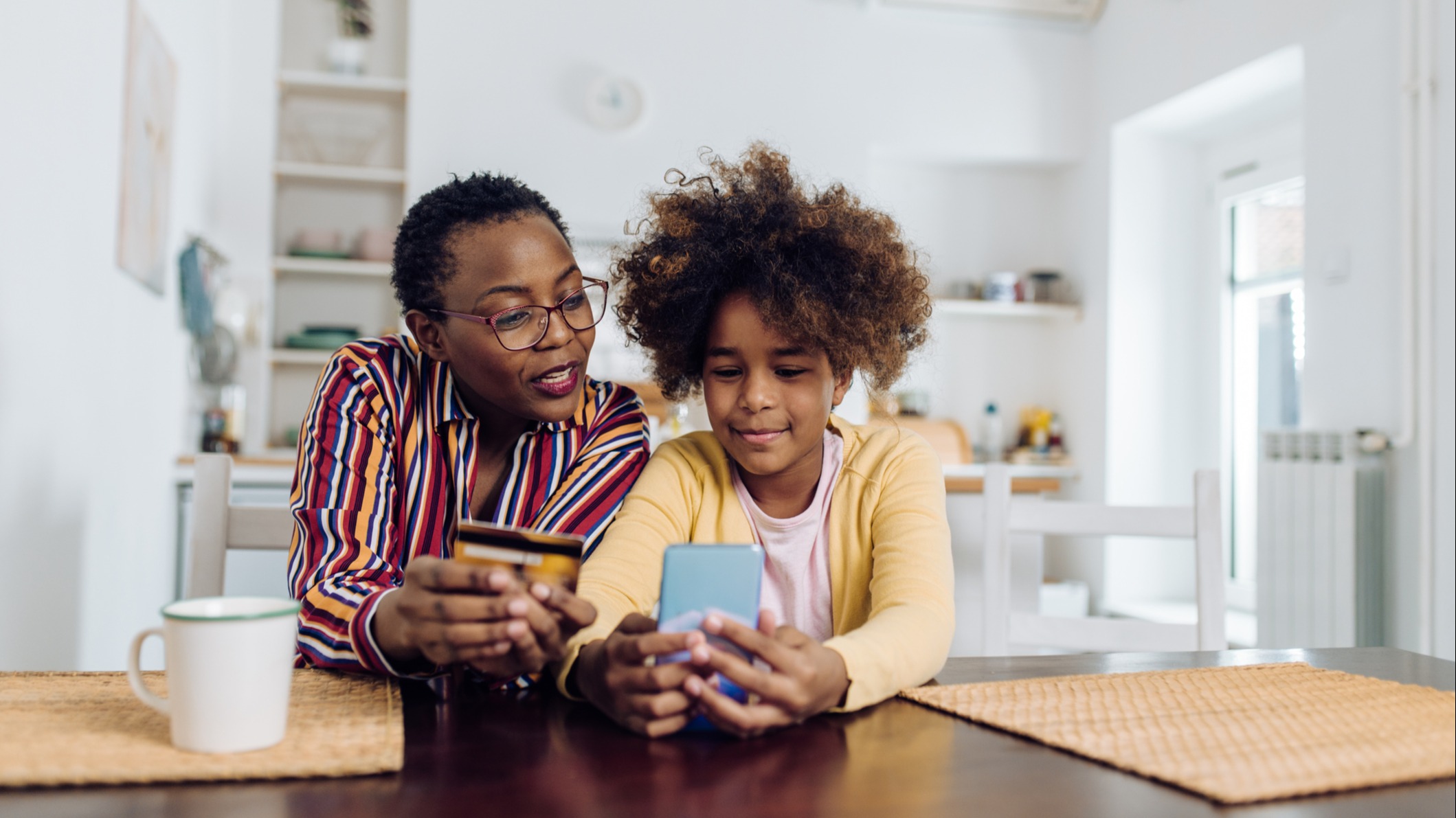 iStock-1310167447 mamá e hijo con tarjeta de crédito